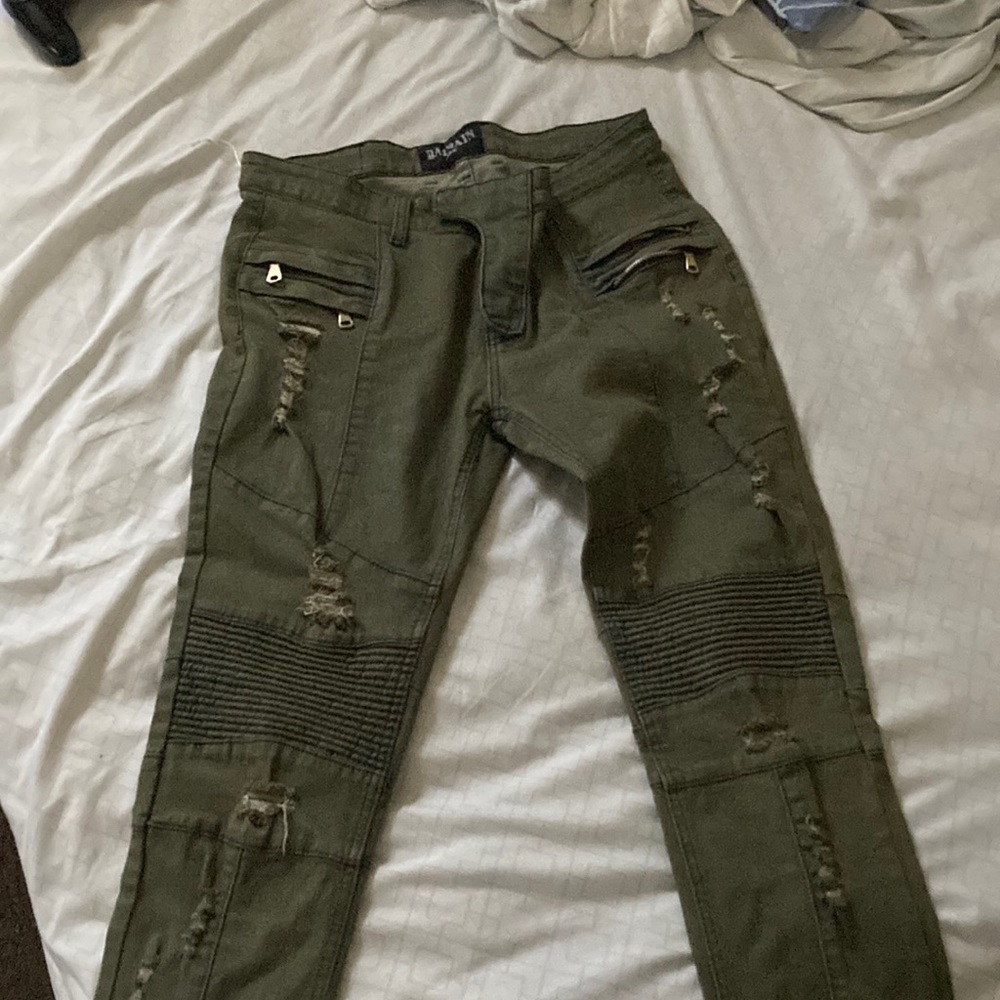 Ik selling Balmain jeans the color Is dirk green